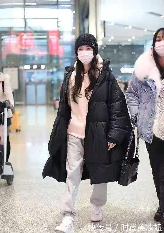 亮色系|徐璐真懂时髦穿搭,烂大街的羽绒服配运动套装,高级又洋气