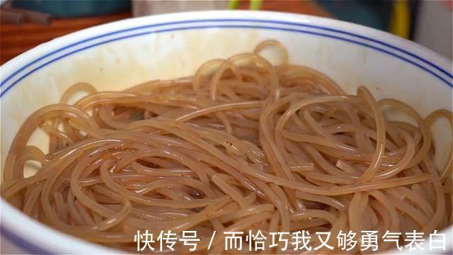 红薯|粉条不要炖白菜了，教你新做法，一次做一盆，给肉都不换，真解馋