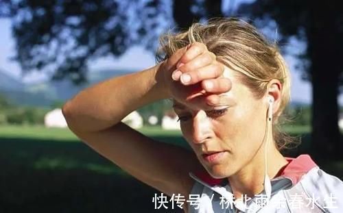 手足|为什么有人频繁出汗?有人再热也不出汗?这就告诉你答案!