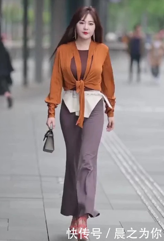 街拍:秋装美女来袭,连体裤搭配薄纱外套,轻松秀出完美好身材