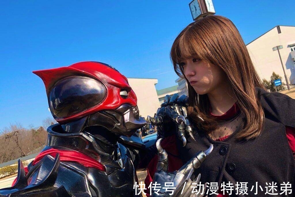 jojo的奇妙冒险|不同漫画家打开《假面骑士圣刃》,呈现出的画风是不同的,信吗?