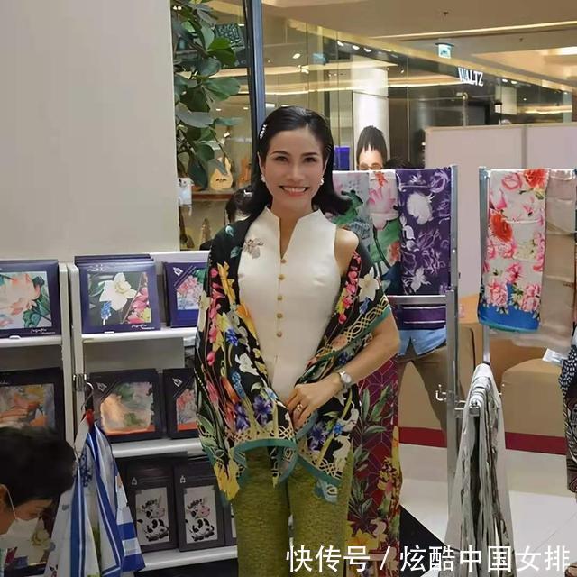 泰国“甄嬛”摊牌了!换新发型后穿衣变大胆,逛街试披肩一脸得意