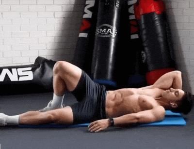 动作|她是最健壮的姑娘拥有麒麟臂、完美腹肌的小姐姐是如何练腹的