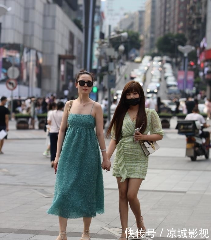 穿搭 秋日气质穿搭，姐姐的“纹理裙”，前面时尚有型背面“暗藏玄机”