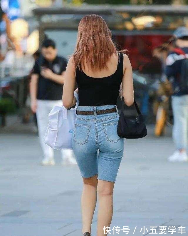 吊带背心 黑色吊带背心搭配蓝色五分打底裤,遮肉效果明显,视觉显得更瘦!