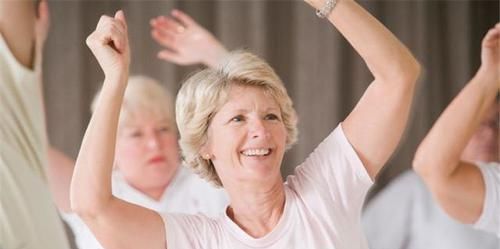  骨折|女性50岁后骨质疏松易骨折，远离3种偷钙食物，每天保持做1件事