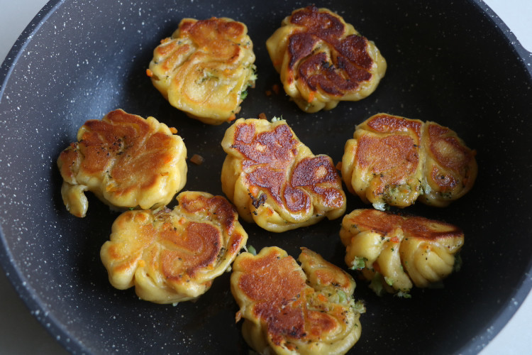 胡萝卜汁|冬天给女儿做了这早餐,松软酥脆,上桌就吃3个,隔三差五做一锅