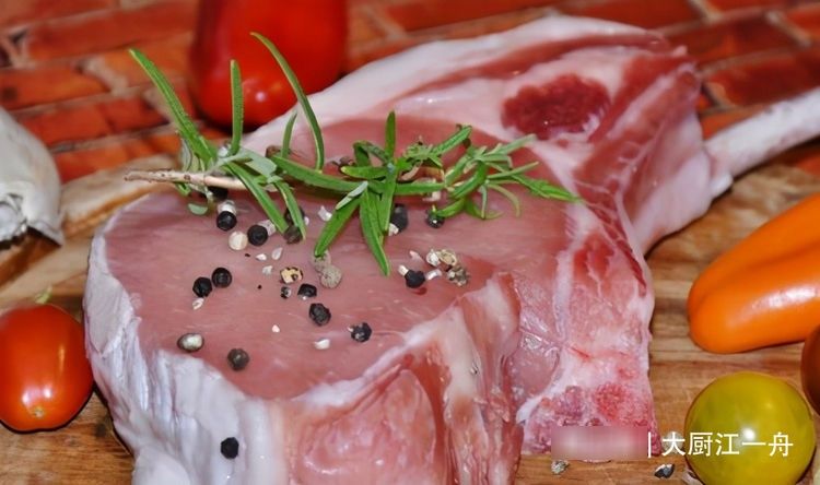 买猪肉，不是越瘦越好，专挑这“5个部位”，肉鲜滑嫩不腥还不柴