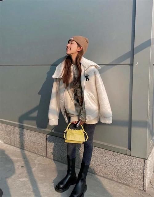 卫衣＋外套＝今冬最火混搭风格！休闲又时尚，不费力就能变时髦