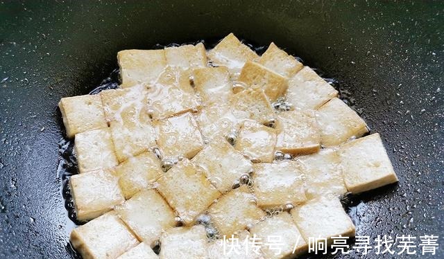 蛋黄泥|最近爱上豆腐这么吃,加2样食材,绵软酥沙还入味,一盘能下2碗饭!