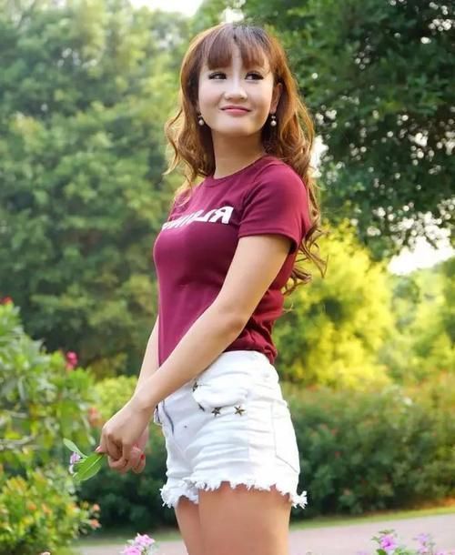 性感 小姐姐爱穿超短裤,搭配性感小吊带,穿出成熟火辣魅力!