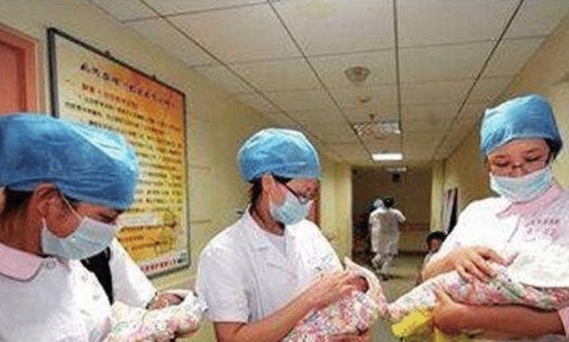 二胎政策|女子二胎怀三胞胎,家人整日发愁,生下孩子,全家人不愁反而乐了