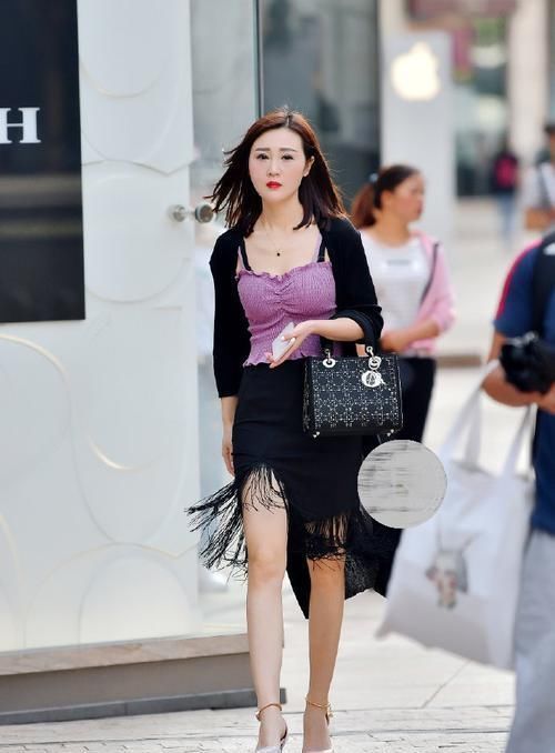 路人街拍穿着“窗帘裙”出门的时尚辣妈,端庄典雅的女人味