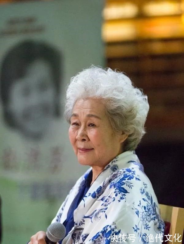 老年人&84岁女歌唱家住进养老院,说不想给儿女添麻烦,网友却议论纷纷