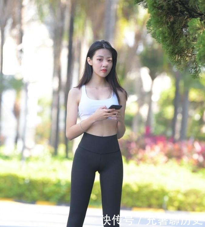 时尚|修身运动装惹人偏爱,简单时尚,让你的造型充满青春活力