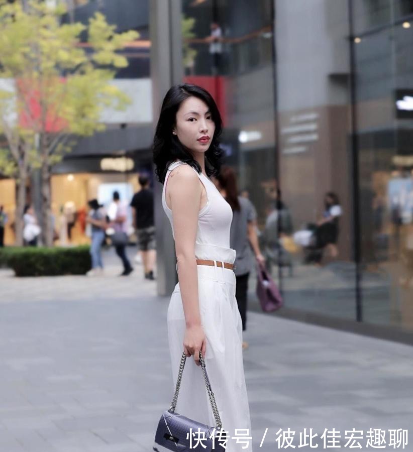 “阔腿裤”并未过时,换一种穿搭风格,成为“小粗腿”的克星!