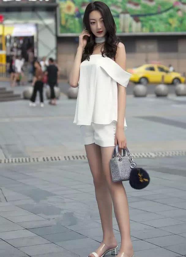 街拍:姑娘穿得特别简约,穿着时尚大方,长得更漂亮有气质