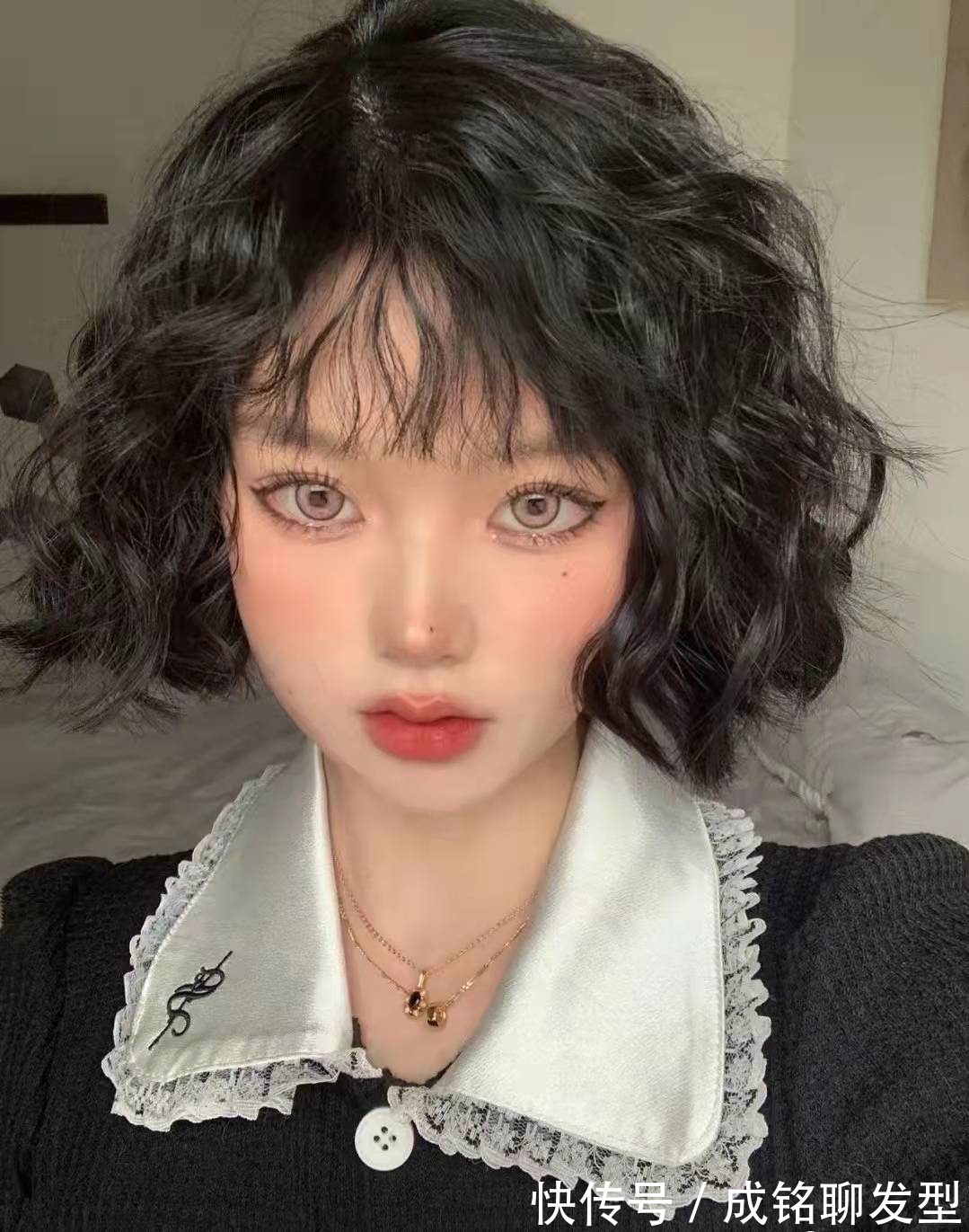 脸大 有这三个特征的女人,千万别烫这种全头烫卷发,土气显老还显脸大