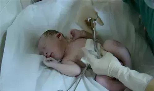 小宝宝|分娩痛得死去活来时宝宝在干嘛?暖哭!你真的不是一个人在战斗!
