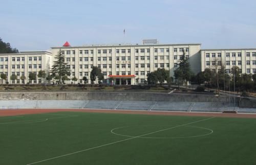 湖北一所公办二本大学，背景深厚，录取分还不高，毕业很吃香