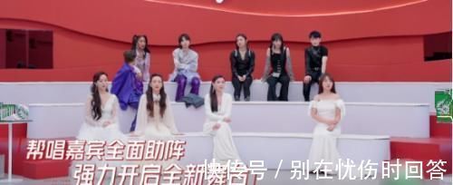 浪姐|蓝盈莹与王霏霏参加《浪姐2》帮唱惹争议,一人卖力传授经验,一人却在镜子前摆拍