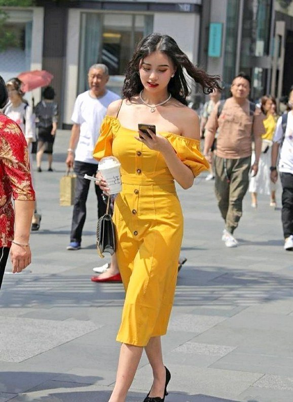 连衣裙 黄色修身连衣裙搭配高跟鞋,炫酷十足