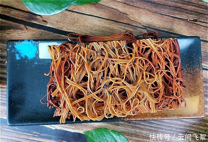 面条|吃了30年面条,此做法还是头回见!网友:跟小时候吃的一个味儿