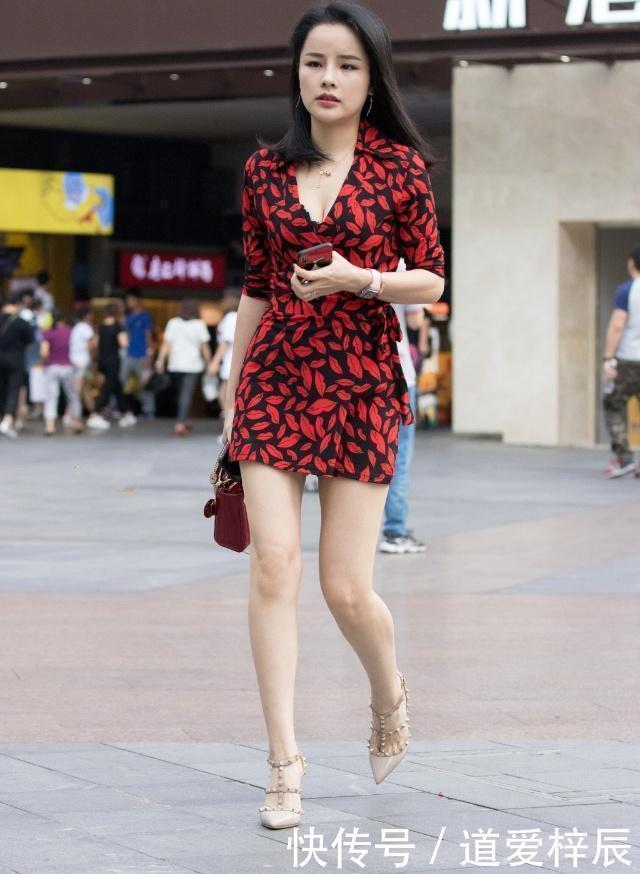 街拍拥有女神气质的小姐姐,身姿丰腴清爽怡人