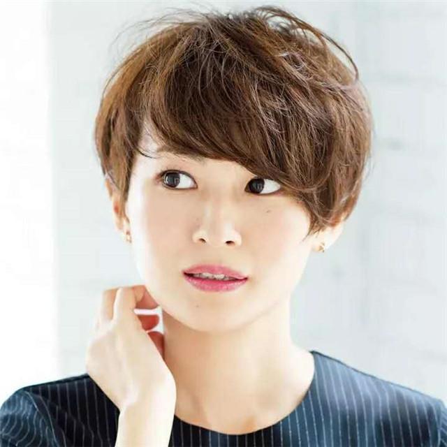 气质|到了40岁的“家庭妇女”,有白发的剪这些发型,时髦减龄又气质