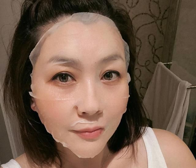 面膜 40岁女人想不显老,护肤时坚持这3个好习惯,肌肤细腻有光泽!