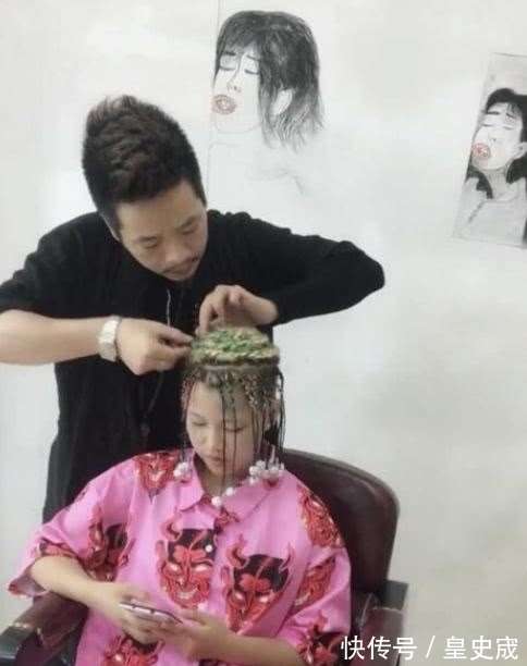 理发店 美女去理发店剪了一个独特的发型,网友:墙上的造型更吸引眼球