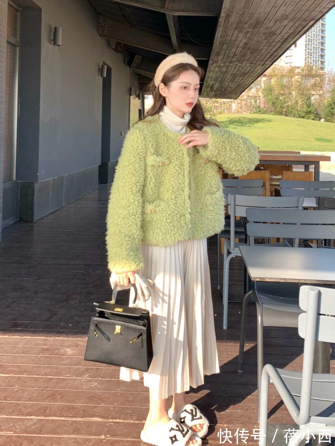 毛绒绒外套 入冬来一件“毛绒绒外套”吧,得体大方又舒适,适合普通人借鉴