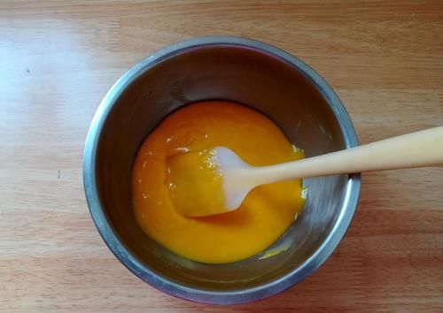 儿子请同学来做客，我用4个鸡蛋做10个小蛋糕，孩子们超爱吃