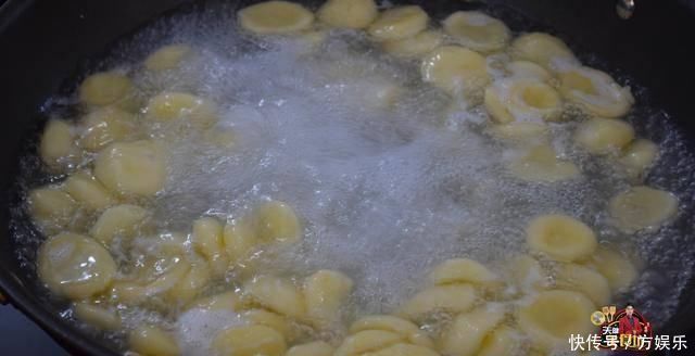 我家土豆从不炖着吃,加1盘面粉,不炖不油炸,比红烧肉还香