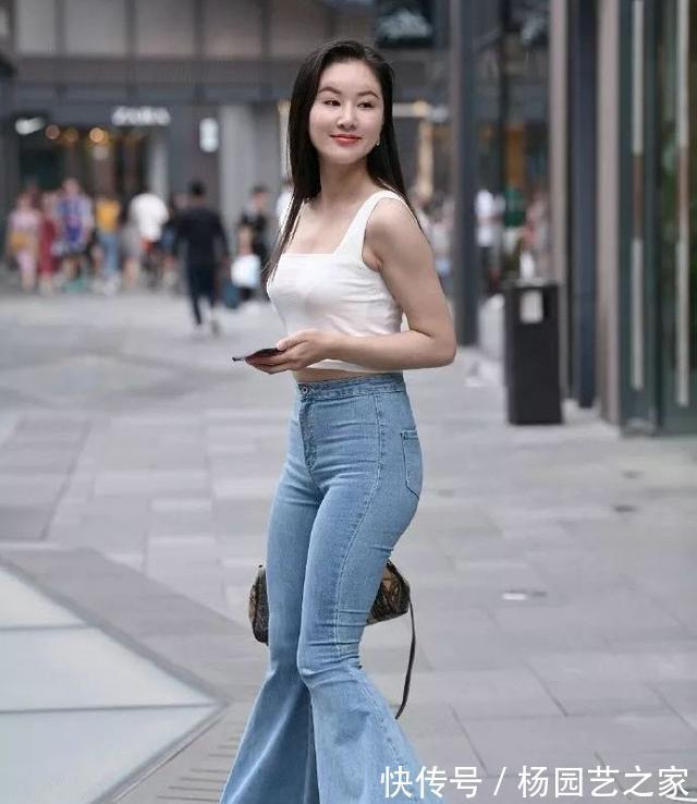 优雅|美女脚上踩着一双尖头的高跟鞋,优雅之中又带着温柔的气息