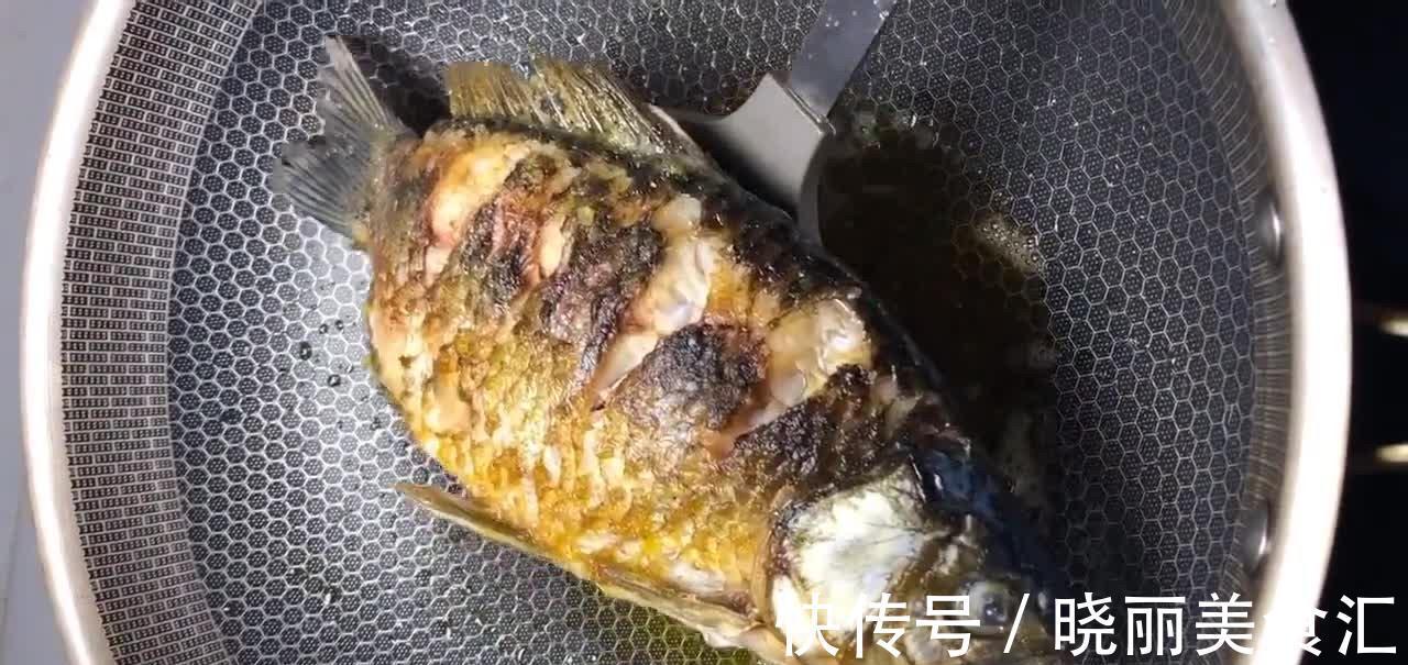爷爷做的香煎鲫鱼，肉质鲜嫩香辣味美，小时候记忆中的美味！