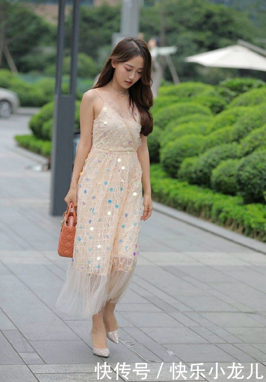时尚|时尚美女的“鱼鳞裙”,展示教科书式穿搭!