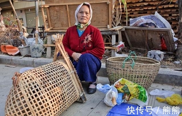 批发|农村集市卖货老人藏“猫腻”，难道是坏人变老了