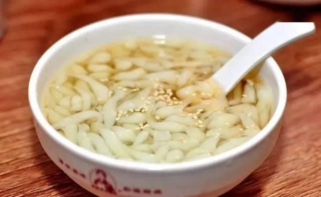 把面粉倒进滚水里煮,10分钟后,全家人连说太神奇了,我连吃了2碗