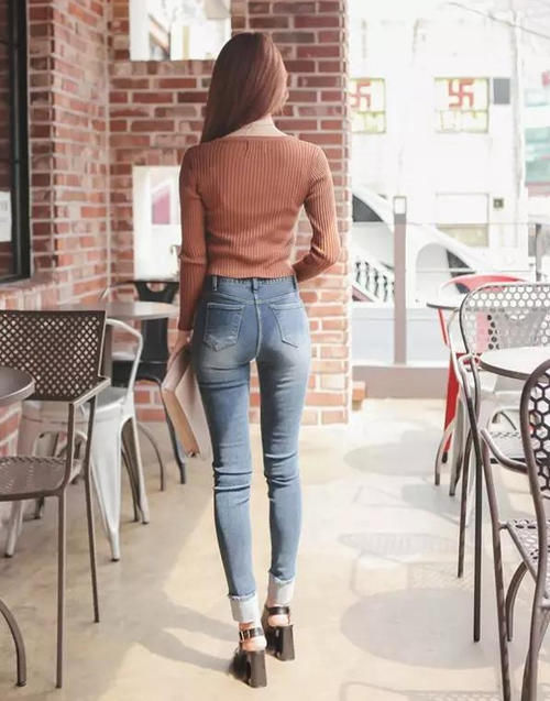 紧身牛仔裤|美女穿搭:小姐姐爱穿时尚大方的紧身裤,穿出柔情女人味