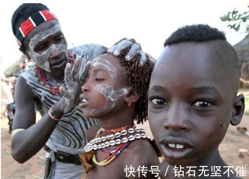 牛腿|非洲原始部落：男子都能生撕牛腿，每人8块腹肌！女人用大树接生