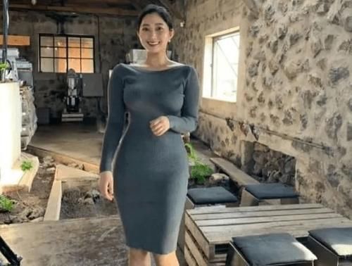 曼妙|胸围很大的连衣裙美女,曼妙身姿一览无遗,时尚却不乏稳重
