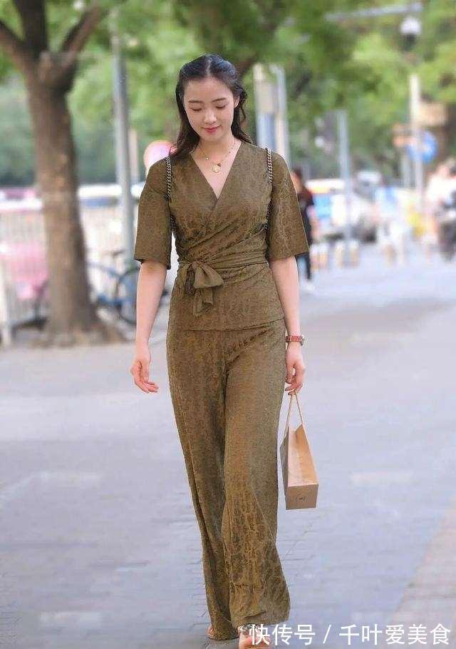 白色 单肩印花上衣搭配黑色包臀裙,时髦好看又清爽凉快,很有性感魅力