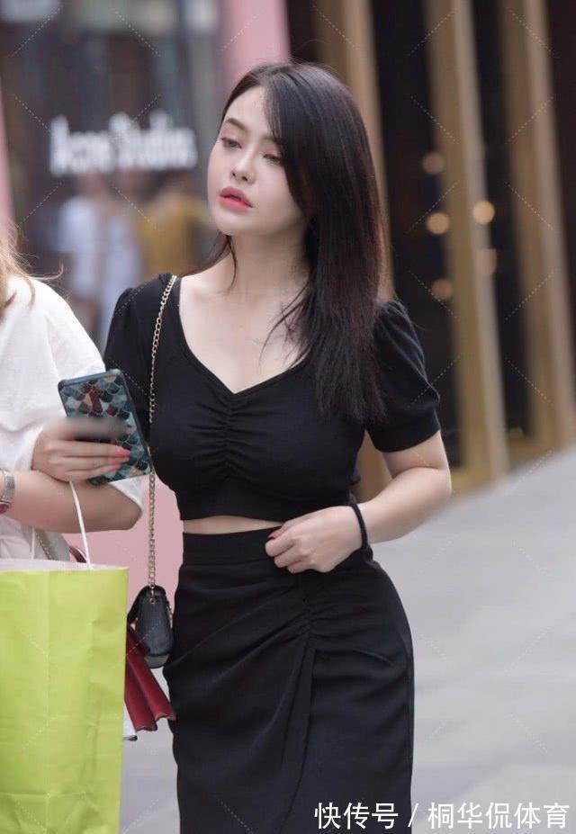街拍|透明高跟鞋搭配V领黑色上衣,简单大方,设计感十足