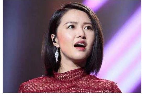 国际|最落魄时去当酒吧驻唱，如今翻身走向国际，身价不菲不再招摇