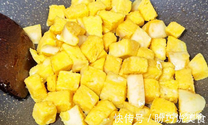 天热我家常做此早餐，裹上鸡蛋液，简单一炒，饭菜一锅出，真香呀