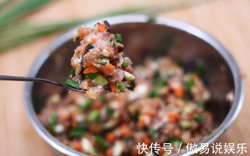 饺子馅要放三种调料,少一种都不香,吃我做的饺子都是赞不绝口