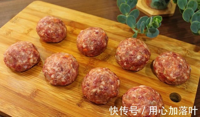 天气渐冷,教大家做2款新鲜牛肉自制美食,丸子和牛肉汤,美味!