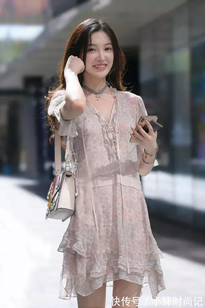 甜美 清纯甜美的小姐姐,迈步间透着女神范