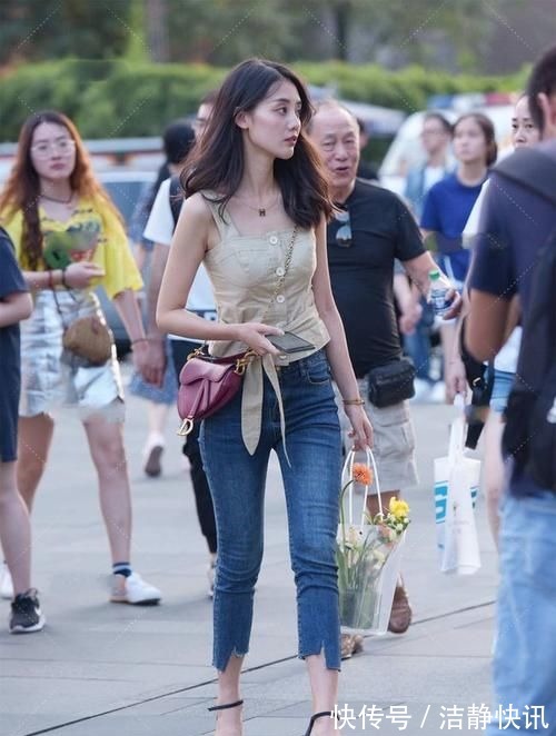 粉色 白色连衣裙搭配粉色高跟鞋,高贵冷艳,从容优雅